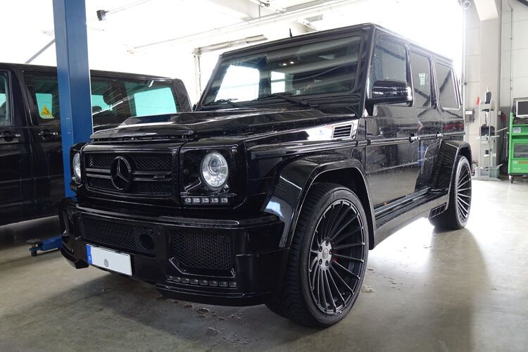 Dieser schwarze G63 AMG mit Spoiler-Kit und massiven Felgen soll einmal dem Fußballprofi Mesut Özil gehört haben. (Bild: Schreiner/»kfz-betrieb«)