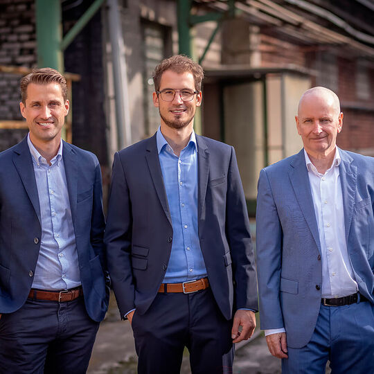 Das Führungsteam von Caramba (v.l.n.r.): Philipp Knorr (Leiter Sales & Marketing), Simon Thomaßen (Leiter Finance, Controlling & IT), Reiner Eckhardt (Geschäftsführender Gesellschafter). 