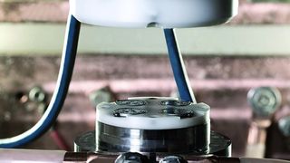 Besonders in der Serienfertigung spielt das Precise Electrochemical Machining (PEM) seine Vorteile aus. Mit diesem dem Senkerodieren ähnlichen Verfahren können hochgenaue, metallische Bauteile hergestellt werden. Bild: Pemtec (Archiv: Vogel Business Media)