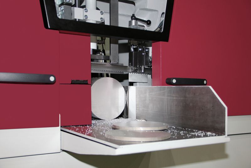 Behringer HBE 261A mit verlängertem Materialtisch (Bild: Behringer)