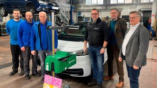Übergabe des Scheinwerfer-Einstellgeräts: (v. l.) Reiner Äckerle (Innung Region-Stuttgart), Uwe Neff (Hella Gutmann), Thorsten Kästel (Tec Motive), Martin Schad und das Team des Autohauses Dannemann (Bild: ProMotor)
