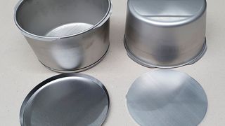 Eine elektromechanische Servopresse von TOX Pressotechnik heftet bei Fissler jetzt Böden und Töpfe, damit beide von einer Heller-Sondermaschine exakt miteinander verschweißt werden können. (TOX Pressotechnik)