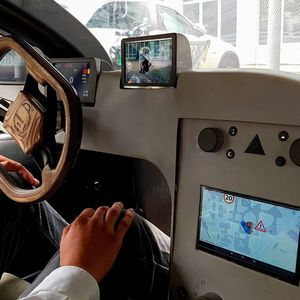 Nur 370 Kilo wiegt das Fahrzeug - da wird im Innenraum gespart, wo es geht.(Bild:  SP-X/Peter Weißenberg)