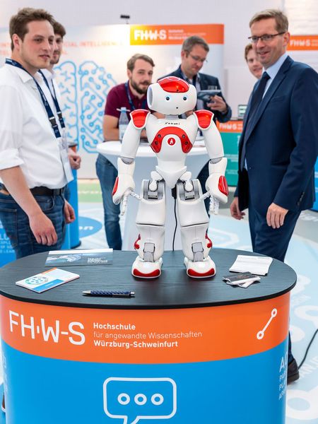 Nicht immer charmant: Der Roboter der Fachhochschule schätzte Alter und Geschlecht der Probanden. Blame it on Watson... (Stefan Bausewein)