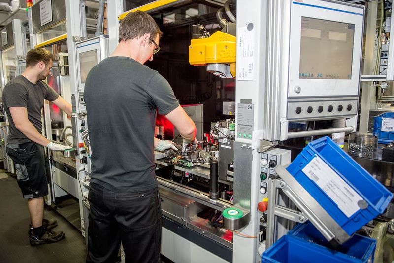 Alle Abgasturbolader, die Bosch Mahle Turbo Systems liefert, kommen aus dem Werk St. Michael nahe Klagenfurt, Österreich. Dort arbeiten 670 Beschäftigte im Dreischichtbetrieb – im Foto an einer Abnahmestation. Alle Bauteile und fertig montierte ATL werden einzeln überprüft. (Foto: KhFessl/Bosch Mahle Turbo Systems)