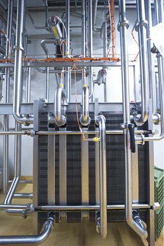 (Herzstück der Anlage sind Plattenwärmetauscher zum exakten Temperieren der Rohmilch. Hier wirken mehrere Temperatursensoren. Bild: ifm)