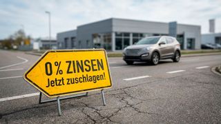 Für eine bessere Wettbewerbsposition missachten Händler auch gerne mal das Endpreisgebot. Vielmehr locken sie mit niedrigen Raten, zinslosem Darlehen und „vergessen“, die Überführungskosten anzugeben. (Bild: Gemini / Gemini 3 Pro Image / KI-generiert)