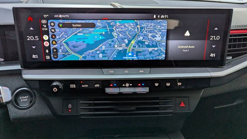 Der zentrale Infotainment-Bildschirm ist sehr breit, aber es fehlt ihm etwas an Höhe. Für die Darstellung der Navikarte ist das nicht ideal. Ansonsten lässt sich das Design der Benutzeroberfläche relativ gut personalisieren, wenn man sich in die Bedienung einmal eingefuchst hat. (Bild: Rosenow – VCG)