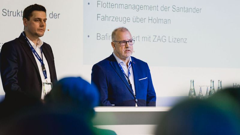 Santander ist mit einer der B2B-Plattform Santander Used Cars Trade gestartet. Luka Dallmeier (l.), Leiter Remarketing bei Santander Consumer Leasung, und Martin Peters von Holman Deutschland erklärten die Funktionalitäten aus Betreiber- und aus Kundensicht. (Bild: Stefan Bausewein)