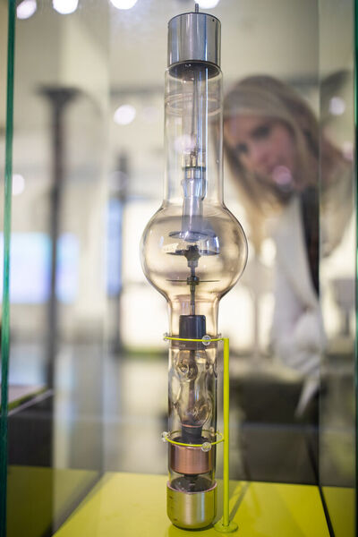 Eine Drehanoden-Röntgenröhre „Pantix“ von 1933 ist im Museum für Medizintechnik „Siemens Healthineers MedMuseum“ ausgestellt.  (Daniel Karmann/dpa)