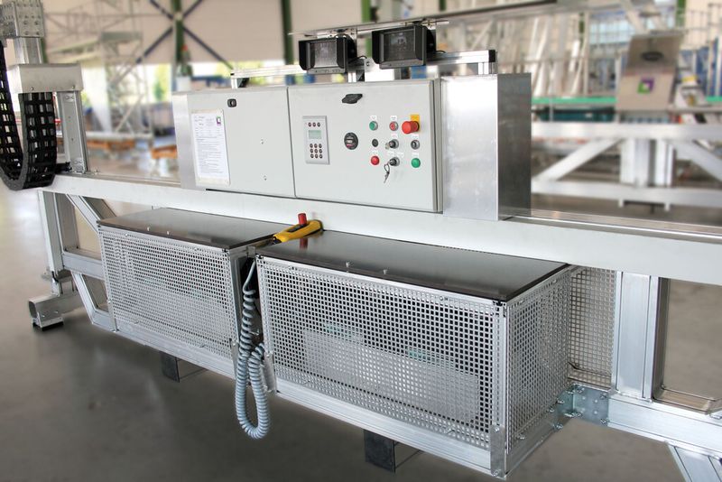 Im Kontroll- und Bedienzentrum der Bühne lassen sich alle Funktionen und Parameter einstellen und laufend kontrollieren. Das  dort untergebrachte Hochleistungs-Akku-Paket sorgt für Elektromobilität. Die Bühne lässt sich ohne Anbindung an das Stromnetz im Akku-Betrieb einsetzen. (Bild: Günzburger Steigtechnik)