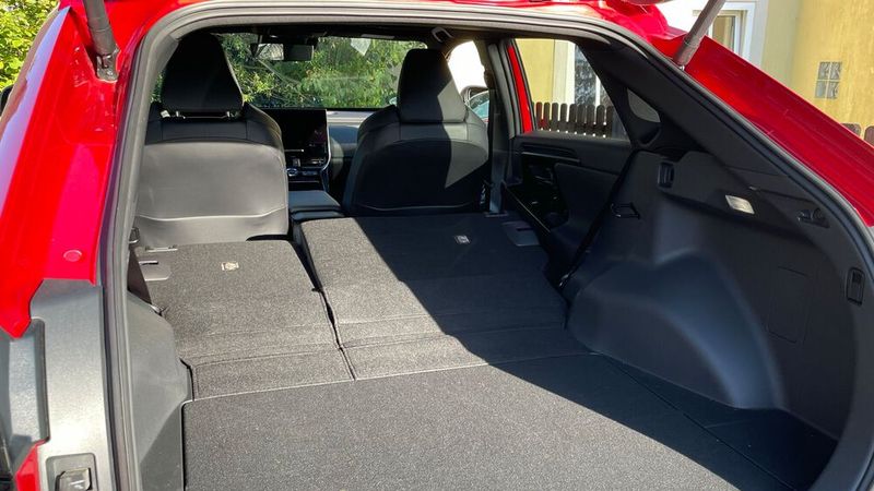 Mit umgeklappter Rücksitzbank ergibt sich im Solterra eine lange Ladefläche. (Bild: Grimm – VCG)