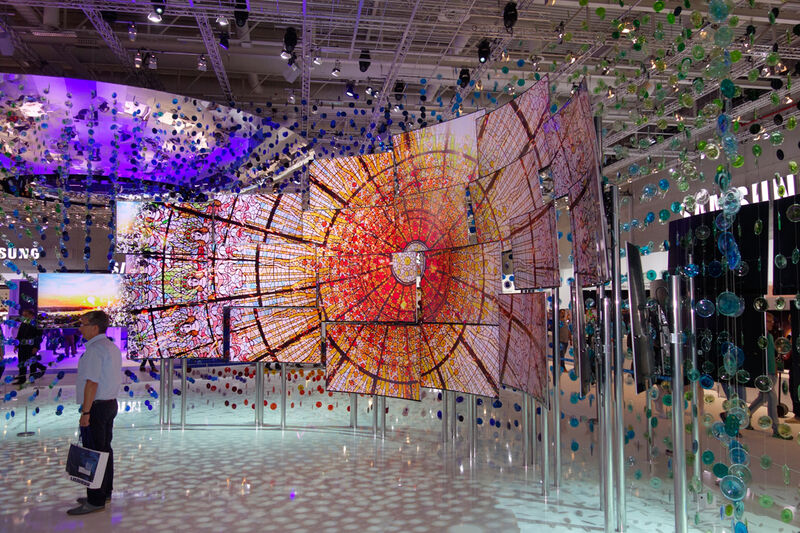 Der Samsung Stand fasziniert wieder die Gäste mit ihrer prachtvollen Farbenwelt. (Bild: IT-BUSINESS)