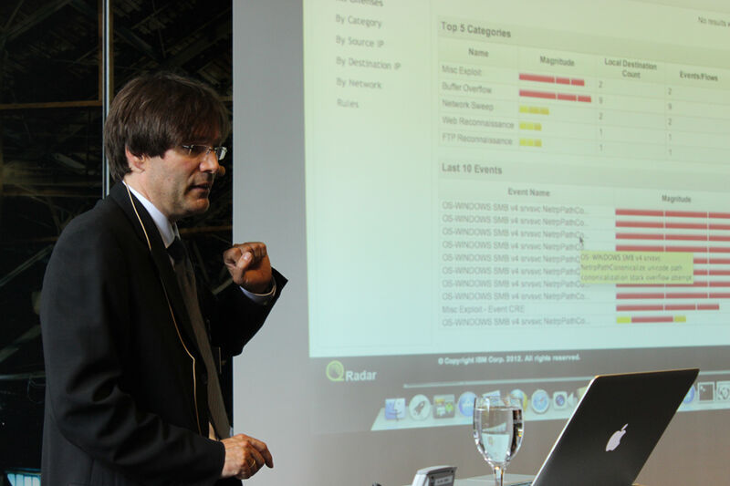 Oliver Oldach, Arrow ECS, zeigte in seinem Workshop »Security Intelligence in Action« mit einer QRadar Demo. (Vogel IT-Akademie)