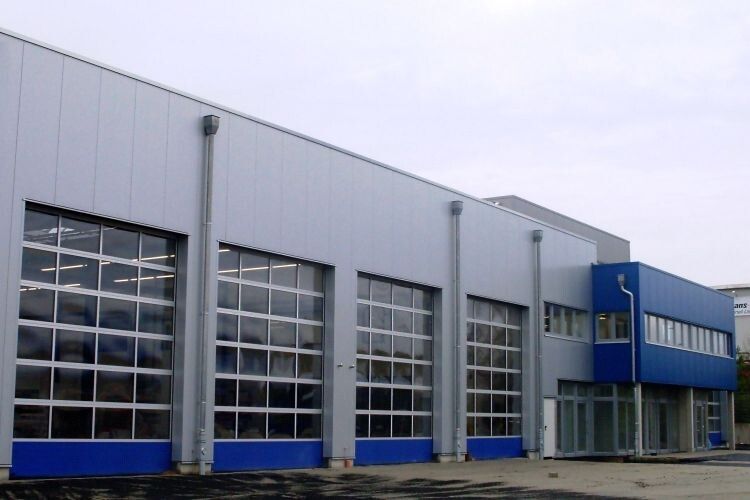 Der Gebäudekomplex beinhaltet auf 1.800 Quadratmetern Grundfläche sechs Werkstattbahnen, ein 400 Quadratmeter großes Teilelager sowie 900 Quadratmeter Bürofläche. (Foto: TVS)