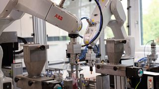 1 Einer der IRB 1200-Roboter übernimmt das Durchmischen der Proben. Die kreisenden Bewegungen durch den Roboter simulieren dabei den im manuellen Prozess eingesetzten Vortexer. (Bild: ABB)