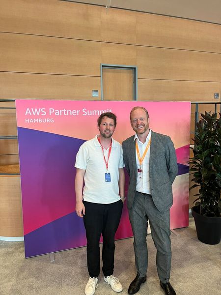 Alex Siegert (IT-BUSINESS) im Gespräch mit Richard Sappe (AWS) (Bild: Vogel IT-Medien)