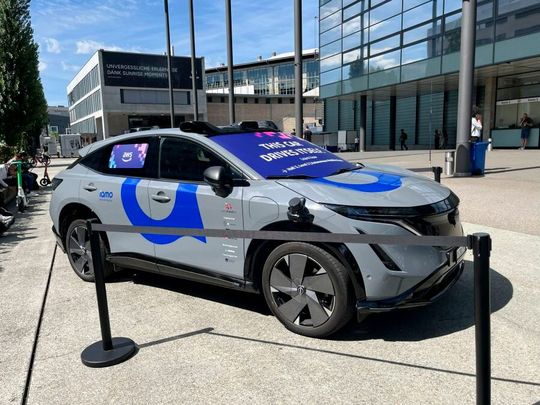 Das Projekt iamo erprobt im Furttal bei Zürich automatisierte Elektrofahrzeuge des Typs Nissan Ariya. Die Fahrzeuge sollen künftig per App als On-Demand-Shuttles gebucht werden; AWS unterstützt die cloudbasierte Infrastruktur.(Bild:  Elke Witmer-Goßner / Vogel IT-Medien)