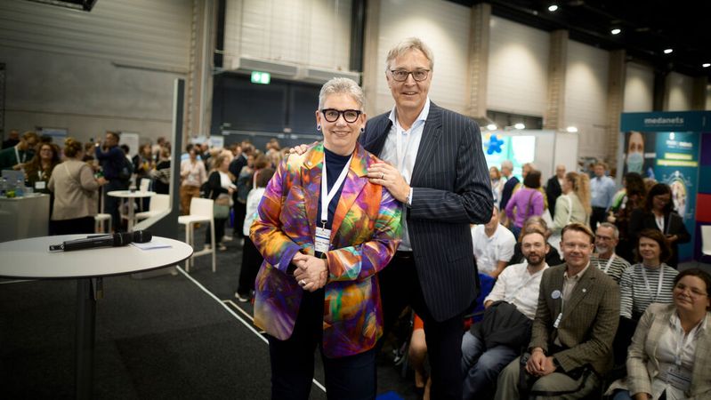 Christine Vogler, Präsidentin des Deutschen Pflegerats, mit Jürgen Graalmann, Geschäftsführer des Deutschen Pflegetags.(Bild:  Jan Pauls / Deutscher Pflegetag)