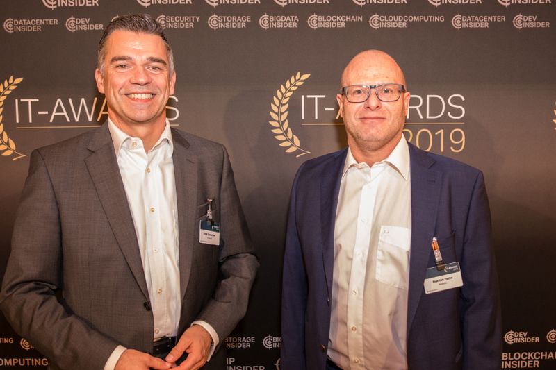 Ralf Damschek (l.) von Symantec steht neben Joachim Fuchs von Atlassian (und umgekehrt). (artful rooms / Vogel IT-Medien GmbH)