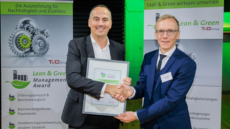 Marek Borgstedt (links), T&O Group, gratuliert Reinhard Musch, DMG Mori, zum Lean & Green Management Award 2022. Die Preisträger 2023 werden am 19. Oktober im Rahmen des Lean & Green Summit bei DMG Mori ausgezeichnet.