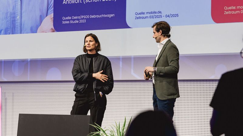 Julia Riethmüller, Sales Director, und Florian Bauer, Chief Sales Officer bei Mobile.de, erklärten in ihrem Vortrag, warum beim Leadmanagement schnelle Reaktionen entscheidend sind. (Stefan Bausewein)