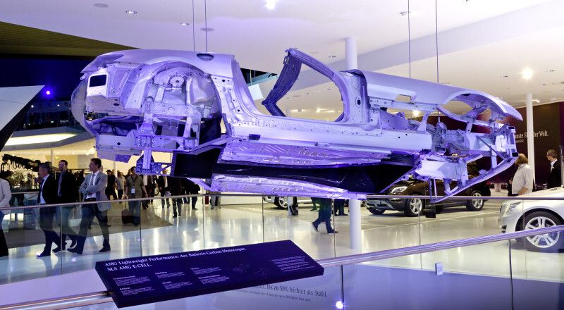 SLS AMG E-CELL bekommt ein Rückgrat aus Carbon: Kernstück ist ein aus leichtem Carbonverbundwerkstoff gefertigter Mitteltunnel, der konstruktiv in die Rohkarosserie aus Aluminium integriert und fest mit ihr verklebt ist. (Bild: Mercedes-Benz)