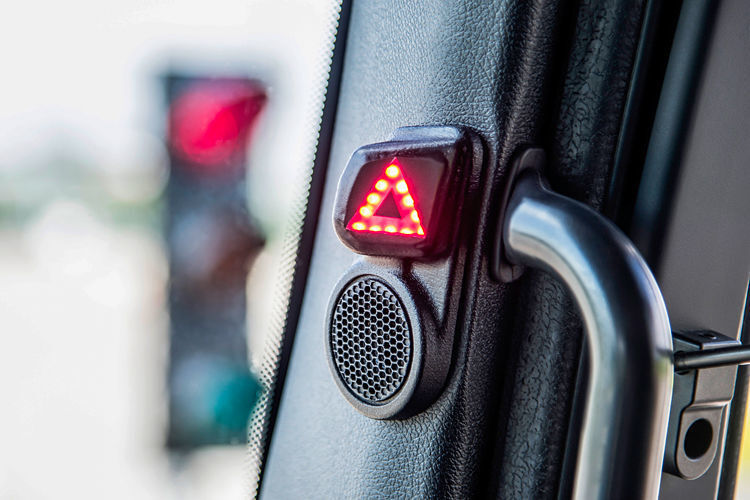 Das Blinken des roten LED-Dreiecks und der gleichzeitige Warnton auf der Beifahrerseite signalisieren: Vorsicht beim Rechtsabbiegen! Objekt im Seitenbereich des Fahrzeugs...  (Daimler)