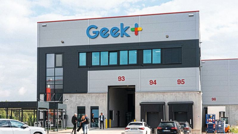KI trifft Lagerrobotik: Im Düsseldorfer Innovation Lab demonstriert Geekplus unter anderem humanoide Roboter, mobile Transportsysteme und das KI-Framework Gravity.(Bild:  Geekplus)