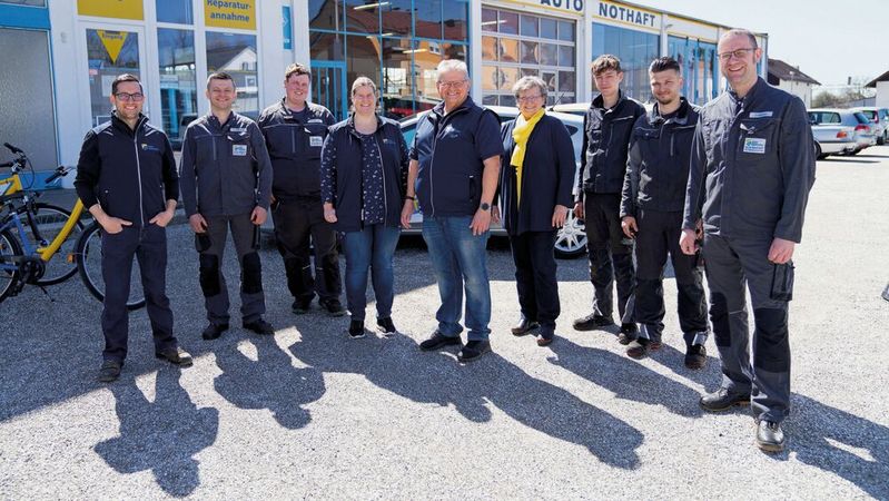 Hans Nothaft (Mitte) mit seinem Team. Die Auszeichnung als eines der 20 familienfreundlichsten Unternehmen in Bayern soll auch dazu beitragen, neue Mitarbeiter zu gewinnen. (Bild:  Auto Nothaft)
