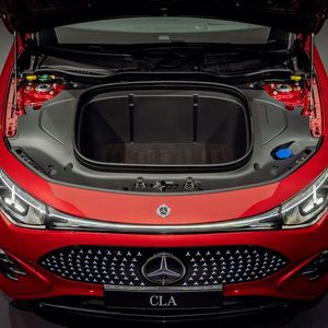 Unter der Fronthaube gibt es einen Frunk.(Bild:  Mercedes-Benz)