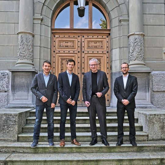 Philipp Haslebacher und Simon Zumbrunnen von Reseatech, Bürkert-Geschäftsführer Heribert Rohrbeck und der Projektverantwortliche Caspar von Schoeler(Bild:  Bürkert Fluid Control Systems)