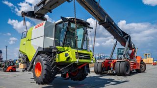 Ein Mähdrescher wird am Hafen verladen und auf die Weiterfahrt vorbereitet. (Bild: Jan Sieg Photography)