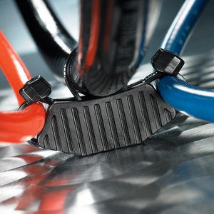 Der Experte für technisch anspruchsvolle Produkten zum Bündeln, Befestigen, Schützen, Kennzeichnen und Verarbeiten von Kabeln sowie deren Anschlusskomponenten hat circa 3.800 Mitarbeitern an weltweit 35 Standorten.