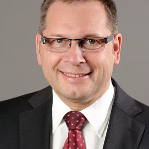 „Der deutschsprachige Markt für Arzneimittel ist der größte in Europa, die deutschen Hersteller von Medizinprodukten sind in vielen Sparten führend – unsere Mitbürgerinnen und Mitbürger können also auch eine starke deutsche Regulierungsbehörde erwarten“, verspricht Prof. Karl Broich, der neue Präsident des BfArM.