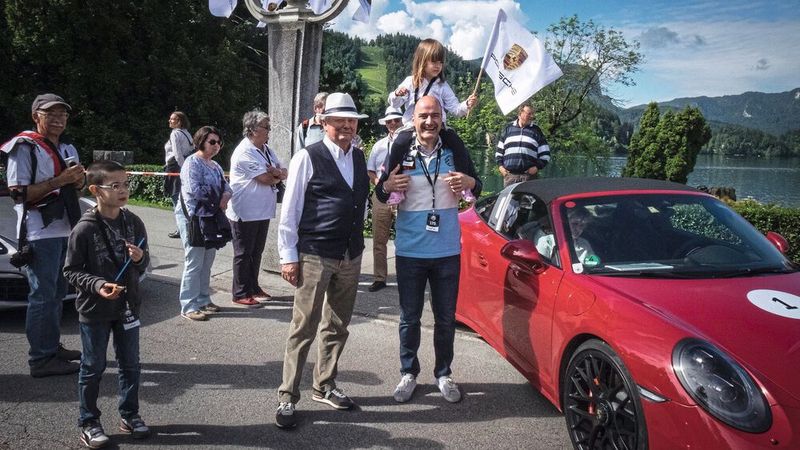 Auch Dr. Wolfgang Porsche (mit Hut) nimmt regelmäßig an Porsche-Paraden teil. (Bild: Porsche AG)