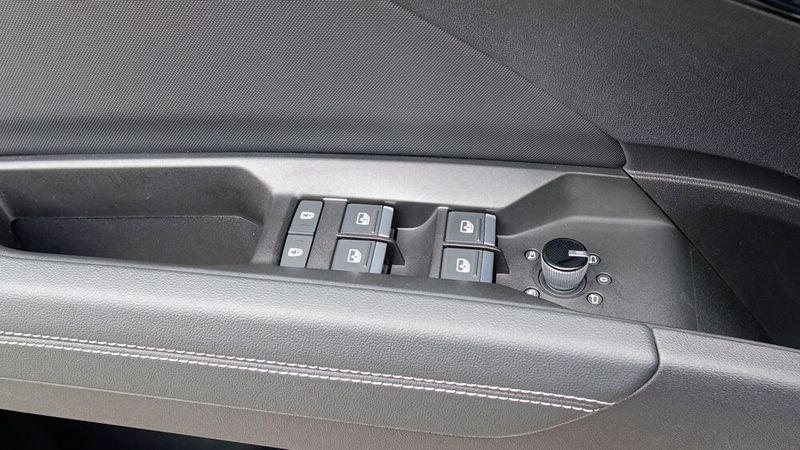 8. Die Qualität: Auf manche peinliche Sparaktion seiner MEB-Cousins von Volkswagen verzichtet der Audi dankenswerterweise. So gibt es tatsächlich noch vier Fensterhebertasten (der VW ID hat nur zwei und eine Umschalttaste für hinten). Allerdings passt die Qualität mancher Innenraummaterialien weder zum Ruf der Marke Audi noch zum Preis (71.185 Euro für den Testwagen). (Bild: Rosenow – »kfz-betrieb«)