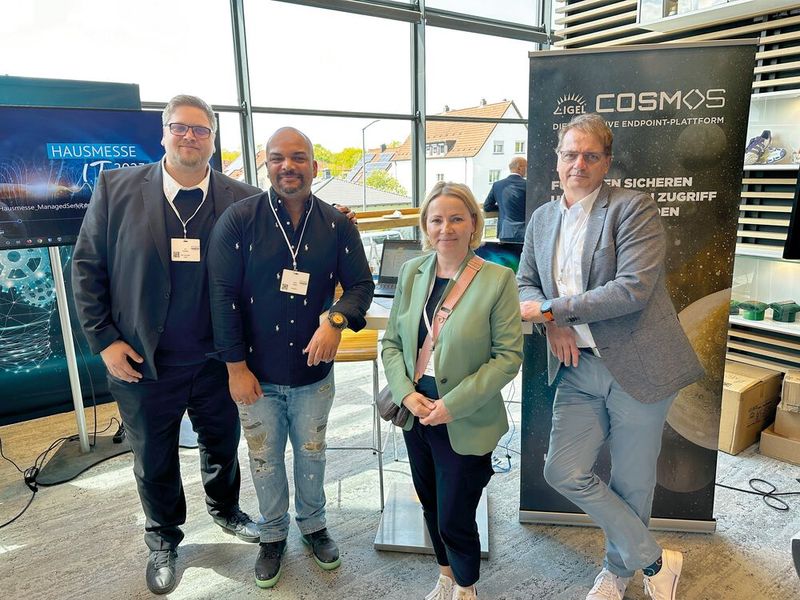 David Holliday (2. v. l., IT-BUSINESS) mit dem Igel-Team: (v. l.) Jan Szczepanik, Anja Weber und Andreas Simon (Bild: Vogel IT-Medien GmbH)