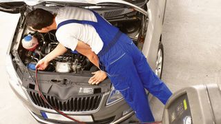 Die Zeiten von „einfach“ sind in Sachen Klimaservice längst vorbei. Nicht nur, dass sich Werkstätten bislang schon mit gleich zwei neuen Kältemitteln befassen mussten. Künftig könnten noch weitere hinzukommen – leider. (Bild: © industrieblick - stock.adobe.com)