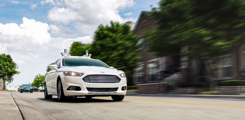 Ein autonom fahrender Ford Fusion Hybrid, Versuchsträger auf den Straßen von Dearborn. In diesem Jahr noch will das Unternehmen seine Flotte an autonomen Testträgern verdreifachen. (obs/Ford-Werke GmbH)