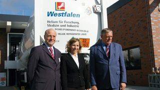 Wolfgang Fritsch-Albert, Vorstandsvorsitzender der Westfalen AG, Ilona Chikhi, Leiterin des Sondergasezentrums Hörstel, und Karl-Josef Laumann, NRW-Minister für Arbeit, Gesundheit und Soziales, (v.l.n.r.) vor einem der Heliumcontainer. Bild: Kroh (Archiv: Vogel Business Media)