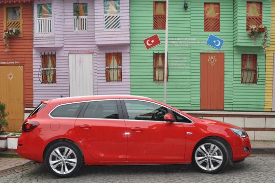 Mit knapp 4,70 Meter Länge hat der neue Kombi schon fast Mittelklasse-Format. (Archiv: Vogel Business Media)