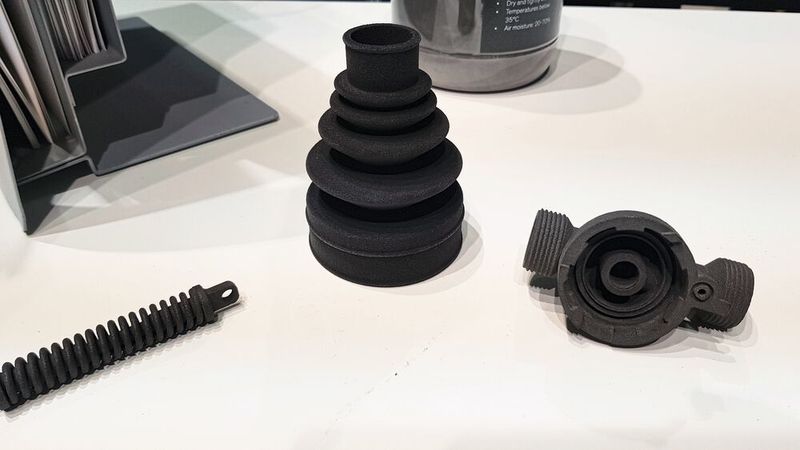 Das kompakte Lasersintersystem Sintratec S2 eignet sich sowohl für den Prototypenbau als auch für die Realisierung von kleineren und mittelgrossen Serien. (D.Quitter/konstruktionspraxis)