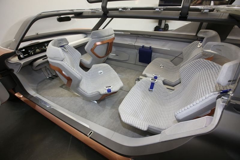 Wie in einem Wohnzimmer lassen sich etwa die jeweils zwei Sessel vorne und hinten zu einer Sitzgruppe zueinander drehen. (Renault)
