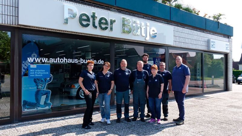 Für das Team des Traditionsbetriebs in Cuxhaven geht es dank der Übernahme durch Nico Höpcke (rechts) weiter. Und der neue Chef hat auch richtig gute Ideen: Er richtete zwei neue Werkstattarbeitsplätze ein, verlegte das Räderlager und startete neue Geschäftsfelder wie die Gasanlagenprüfung und den Transporterservice.   (Bild: Rosenow – VCG)