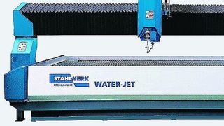 Eine neue Generation von Wasserstrahlschneidmaschinen präsentiert die Knuth Werkzeugmaschinen GmbH in Hannover. Die Maschinen, wie zum Beispiel die Water-Jet 3015, sind mit hilfreichen Features ausgestattet. (Bild: Knuth)