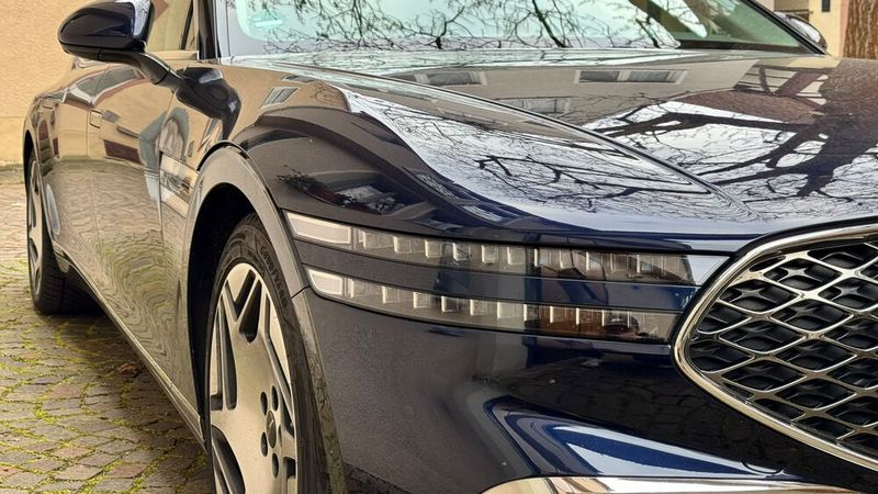 Lichtsignatur mit Wiedererkennungswert: Die schmalen Scheinwerfer mit Mikrooptik-Technologie und über 200 winzigen Linsen pro Modul bieten eine hervorragende Lichtausbeute und tragen maßgeblich zur Identität der Marke bei. (Bild: Schreiner – VCG)