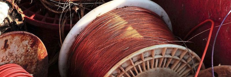 Kritisches Metall Kupfer: Ob in Elektroautos, Batterien, Leiterplatten oder Kabeln – Kupfer ist in der Elektronik- und Elektroindustrie überall gefragt.(Bild:  Shelton Keys Dunning /  Pixabay)