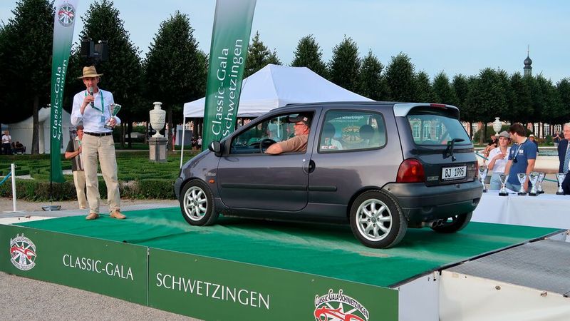 Jetzt schlägt es 13 – ein Renault Twingo auf einer Oldtimer-Gala! Auch noch auf der Präsentationsrampe und prämiert mit der „Ehrenmarke Renault“. Ernsthaft: Auch diese Baureihe, gefertigt von 1993 bis 2007, besitzt teilweise bereits Oldtimerstatus. (Bild: Peter Diehl)