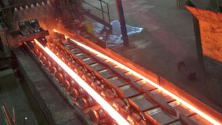 Im Drahtwalzwerk der Deutschen Edelstahlwerke in Hagen werden aus 8 m langen Stahlknüppeln mit einer Kantenlänge von 138 mm rund 5 km Walzdraht mit einem Durchmesser von 5,5 mm gewalzt. (Bild: Deutsche Edelstahlwerke)